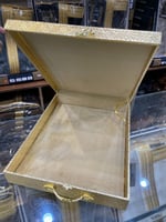 صندوق الهدايا لون ذهبي