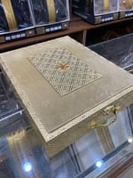 صندوق الهدايا لون ذهبي