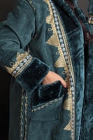 فروة نسائي قماش مخمل تطريز مغربي مع قبعه