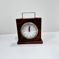 ساعة خشب مربع
