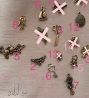 كمامة قماشية على شكل نمر خلفية اوف وايت رقم#68