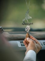 تعليقة سيارة عود مع رسمة الصقر