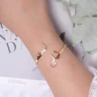 إسوارة مطلية بالذهب مع اسمين