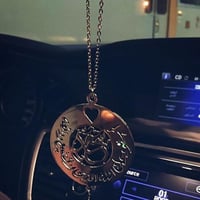 تعليقه سيارة بالاسم تصميم حسب طلبك