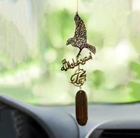 تعليقة سيارة عود مع رسمة الصقر