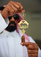 تعليقة كسرة العود بشكل قلب بيدين ترند