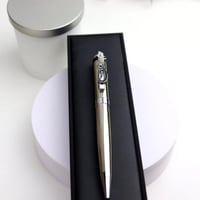 قلم بالاسم أنيق