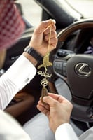 تعليقة سيارة عود مع رسمة الصقر