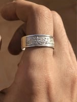 حكاية خاتم: فضة منحوتة تروي إرث الجمــال