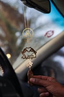 تعليقة كسرة العود بشكل قلب بيدين ترند