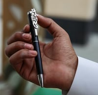 قلم بالاسم أنيق