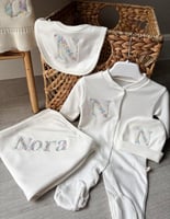 طقم مواليد تطريز حسب الطلب