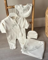 طقم مواليد تطريز حسب الطلب