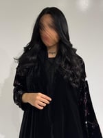 مخمل اسود مع أكمام مطبوعه ورد