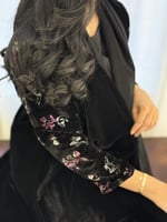 مخمل اسود مع أكمام مطبوعه ورد