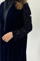 عباية مخمل مع أكمام مطرزة كحلي