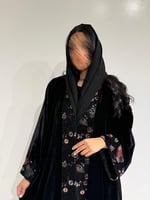 مخمل اسود مع أسواره وياقه تطريز ملون