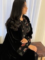 مخمل اسود مع أسواره وياقه تطريز ملون