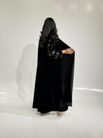 مخمل اسود مع أكمام مطبوعه ورد