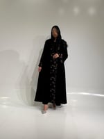 مخمل اسود مع أسواره وياقه تطريز ملون