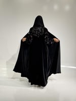 مخمل اسود مع أكمام مطبوعه ورد