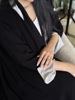 ملكي مع أكمام سواره بفتحة بيج