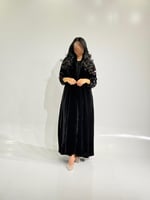 مخمل اسود مع أكمام مطبوعه ورد