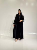 مخمل اسود مع أكمام مطبوعه ورد