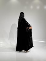 مخمل اسود مع أسواره وياقه تطريز ملون