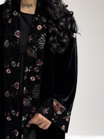 مخمل اسود مع أسواره وياقه تطريز ملون