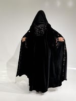 مخمل اسود مع أسواره وياقه تطريز ملون