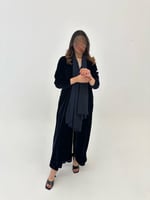 عباية مخمل أكمام ضيقة