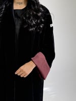 مخمل اسود مع سواره عنابي