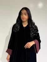 مخمل اسود مع سواره عنابي