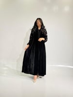 مخمل اسود مع أكمام مطبوعه ورد