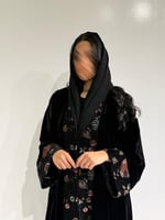 مخمل اسود مع أسواره وياقه تطريز ملون