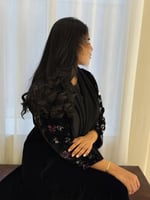 مخمل اسود مع أكمام مطبوعه ورد