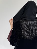 مخمل اسود مع سواره عنابي