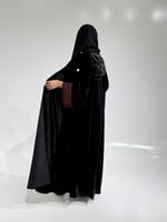 مخمل اسود مع سواره عنابي