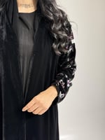 مخمل اسود مع أكمام مطبوعه ورد