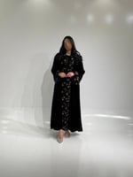 مخمل اسود مع أسواره وياقه تطريز ملون