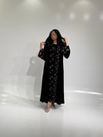 مخمل اسود مع أسواره وياقه تطريز ملون