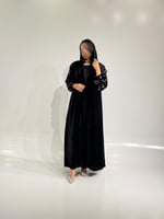 مخمل اسود مع أكمام مطبوعه ورد