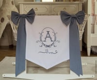 بانر مع فيونكات شامل التطريز