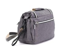 شنطة للرضاعة والحفاظات