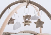 إلفي بيبي بلايمات مع اللعب