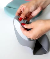 مريلة أو صداريه سيليكون بيبي جيم رمادي