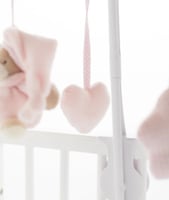 لعبة المهد الموسيقية على شكل دب - وردي