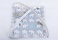 إلفي بيبي بلايمات مع اللعب