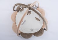 إلفي بيبي بلايمات مع اللعب